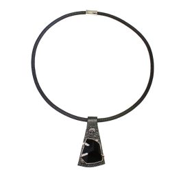   Wabi kristály nyaklánc –fekete színű bőr, ezüst színű foglalat