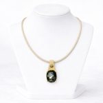 Queen kristály nyaklánc arany színű bőrrel