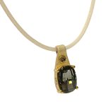 Queen kristály nyaklánc arany színű bőrrel